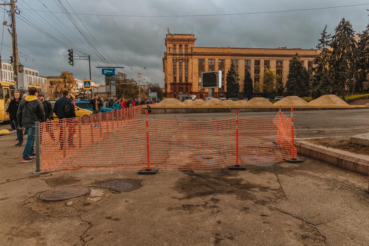 Помимо катка, на площади установят 5 биотуалетов и 2 контейнера для мусора Помимо катка, на площади установят 5 биотуалетов и 2 контейнера для мусора