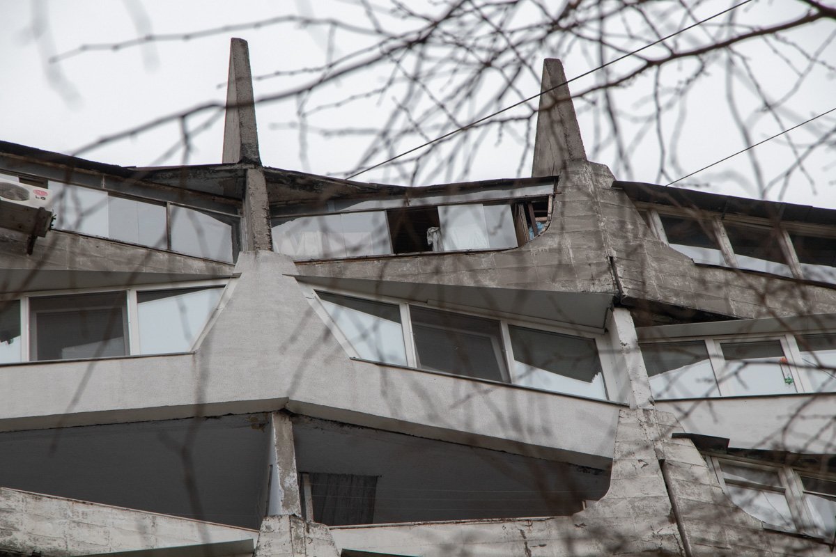 Она выпала из окна квартиры, в которой жила вместе с мужем Она выпала из окна квартиры, в которой жила вместе с мужем