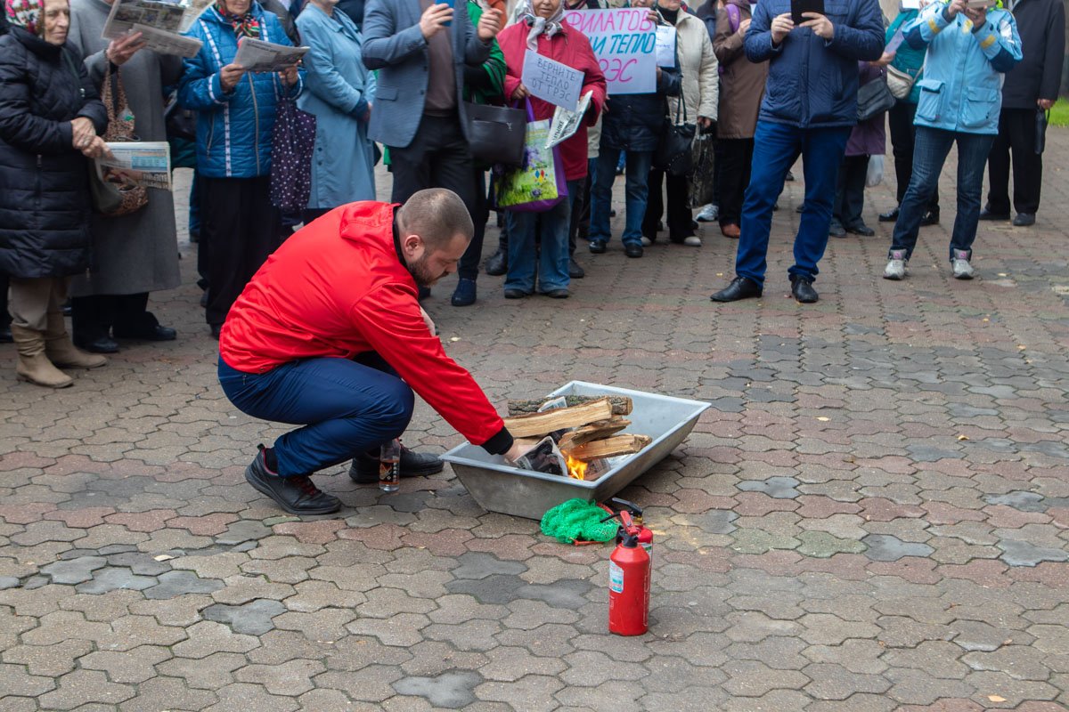 Со слов митингующих, парочка местных газет полностью подконтрольны Филатову и регулярно манипулируют общественным сознанием Со слов митингующих, парочка местных газет полностью подконтрольны Филатову и регулярно манипулируют общественным сознанием