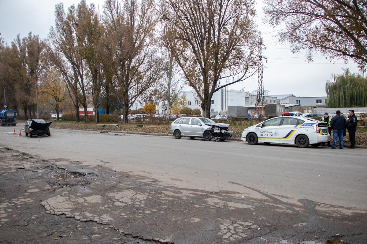 ДТП случилось в конце проспекта Хмельницкого ДТП случилось в конце проспекта Хмельницкого