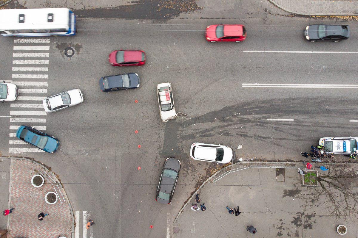 Столкнулись Lanos, Volvo и Ford Столкнулись Lanos, Volvo и Ford