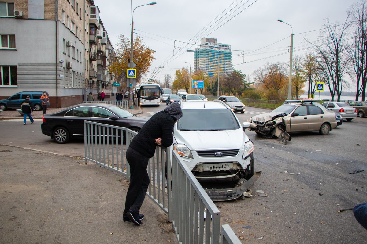 По предварительным данным, Lanos столкнулся с Ford при повороте на Половицкую По предварительным данным, Lanos столкнулся с Ford при повороте на Половицкую