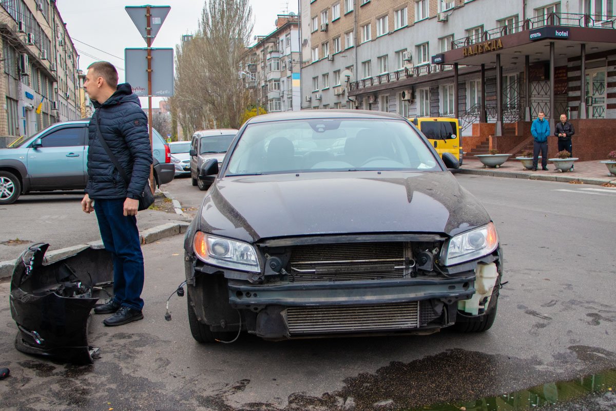 Из-за удара Ford выбросило в сторону Volvo Из-за удара Ford выбросило в сторону Volvo