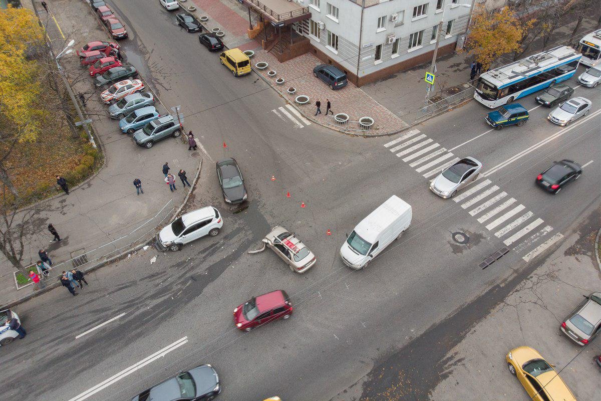 Авария препятствует движению на перекрестке Авария препятствует движению на перекрестке