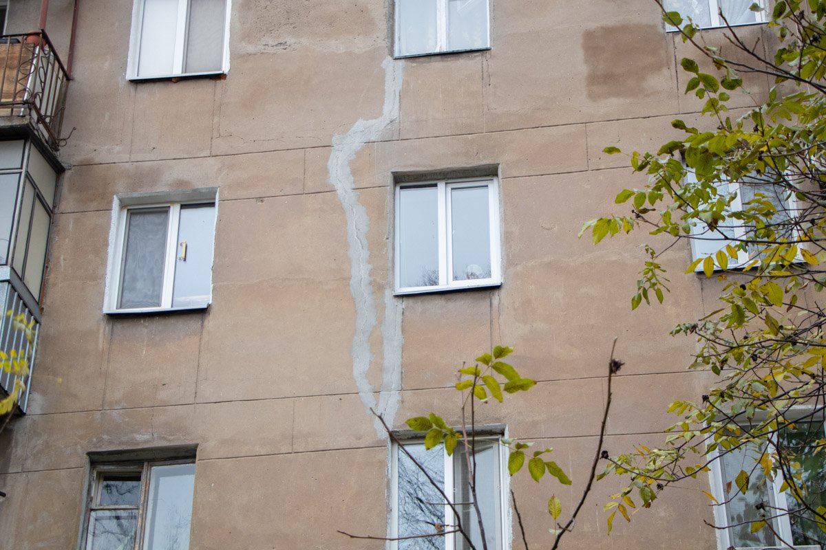 Жильцы пытались самостоятельно замазывать трещины, но этого недостаточно