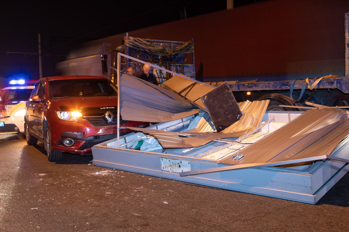 Билборд упал на легковушку с крана, который его перевозил Билборд упал на легковушку с крана, который его перевозил