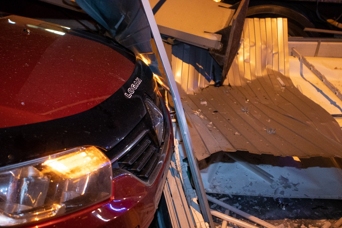 Упавшим грузом повредило лишь капот автомобиля Упавшим грузом повредило лишь капот автомобиля