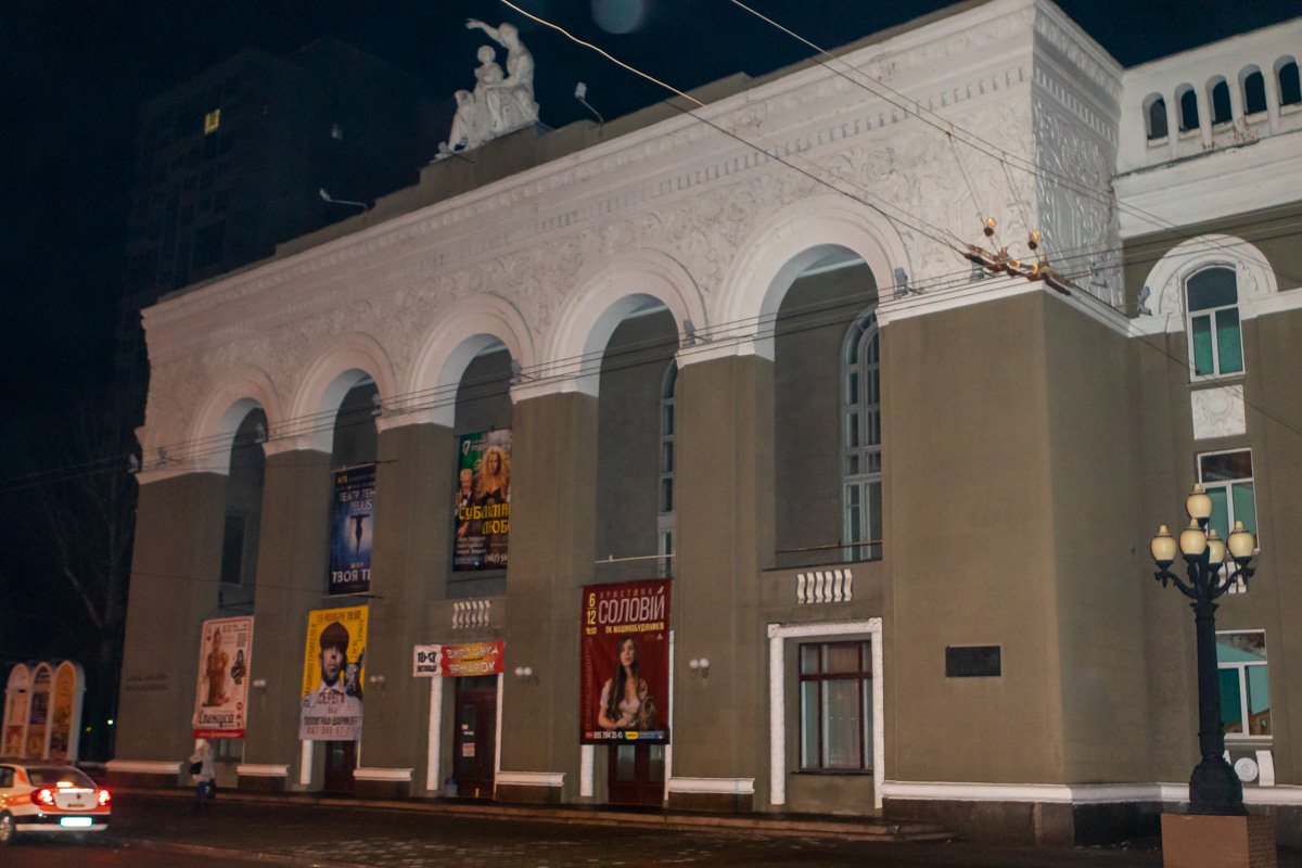 Возле ДК "Машиностроителей" водитель увидел странный рюкзак под колесами авто Возле ДК "Машиностроителей" водитель увидел странный рюкзак под колесами авто