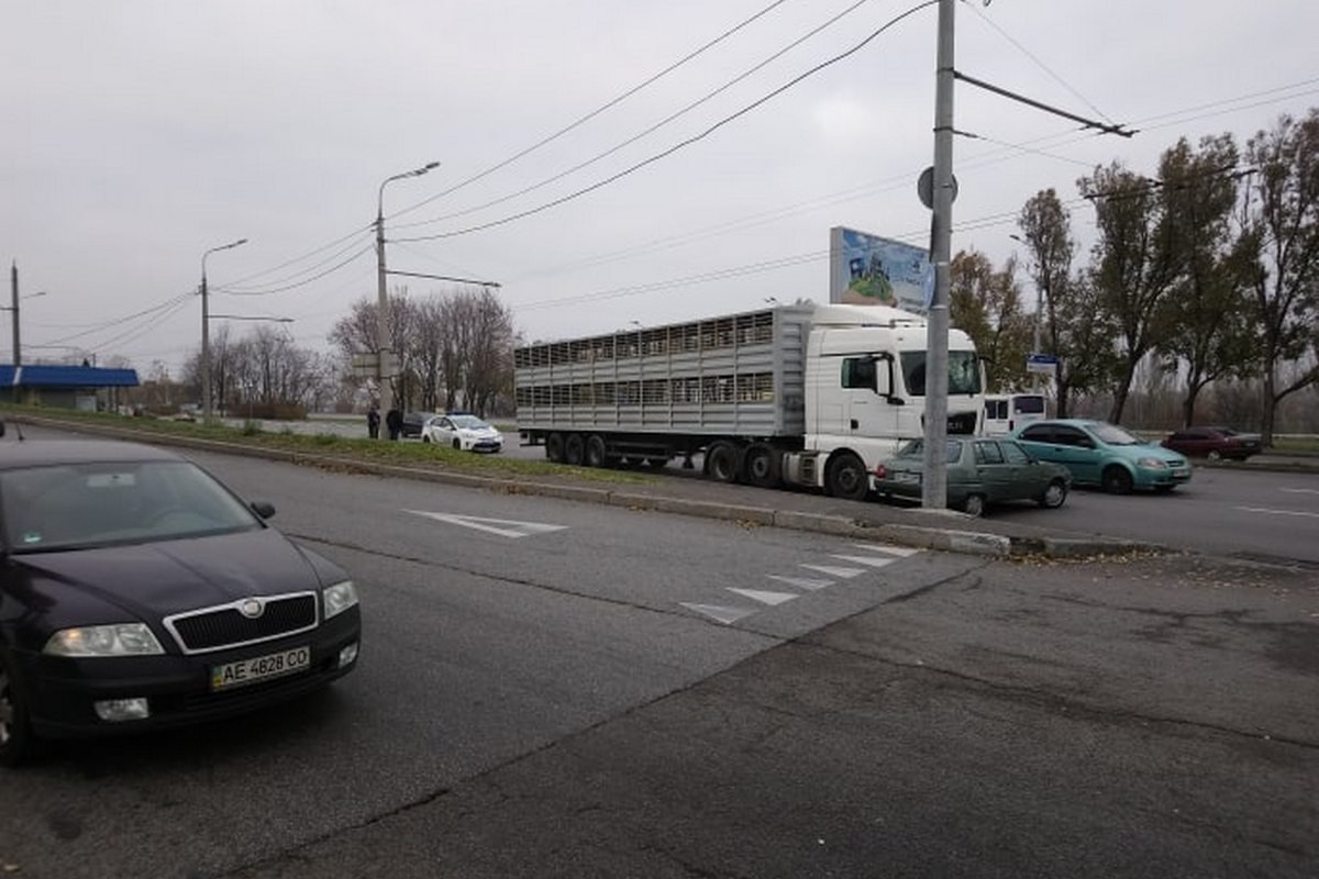 Авария произошла на съезде с Кайдакского моста Авария произошла на съезде с Кайдакского моста