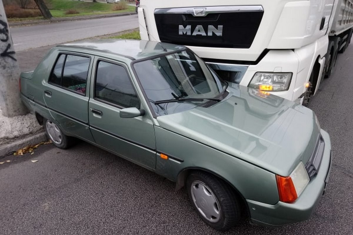 Фура протащила легковушку Фура протащила легковушку