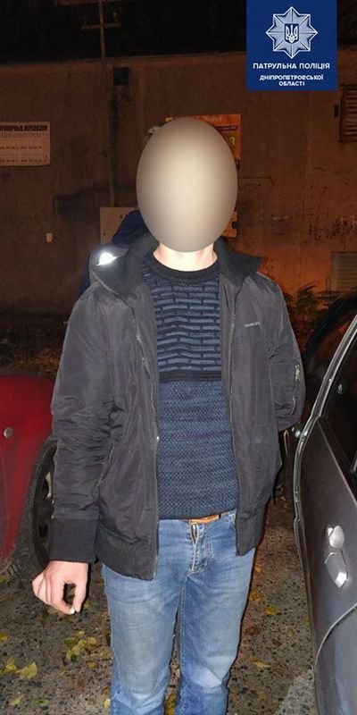 Мужчина под воздействием алкоголя угрожал пистолетом, а затем закрылся в машине и не хотел выходить Мужчина под воздействием алкоголя угрожал пистолетом, а затем закрылся в машине и не хотел выходить
