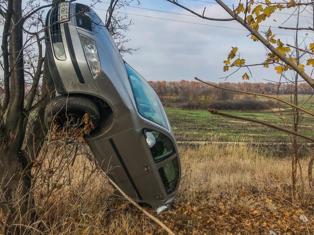 От удара последний съехал с дороги, вылетел в кювет буквально повис на дереве