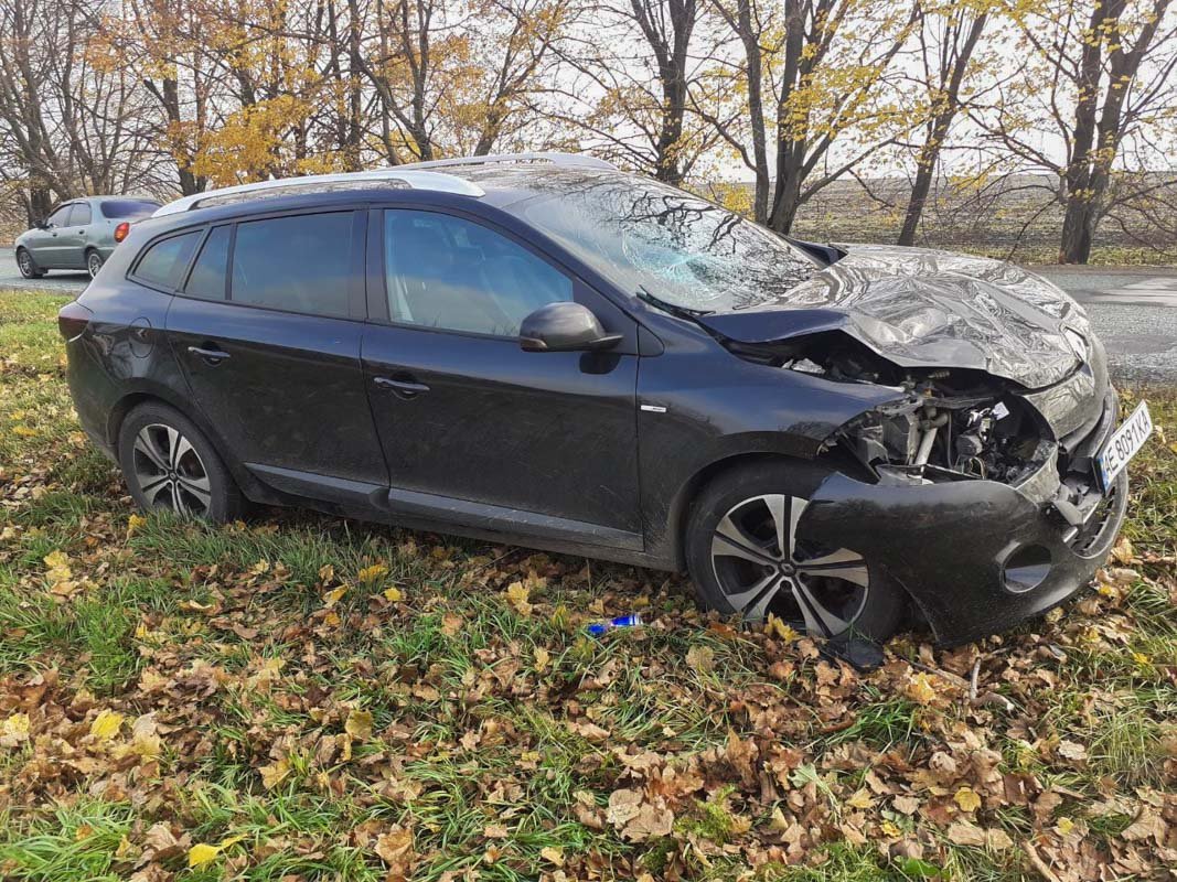 Проезд не затруднен, поскольку Renault выехал и остановился на разделителе