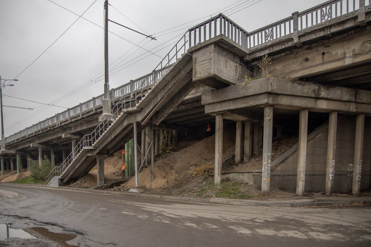 Рабочие готовят мост к ремонту еще с воскресенья Рабочие готовят мост к ремонту еще с воскресенья