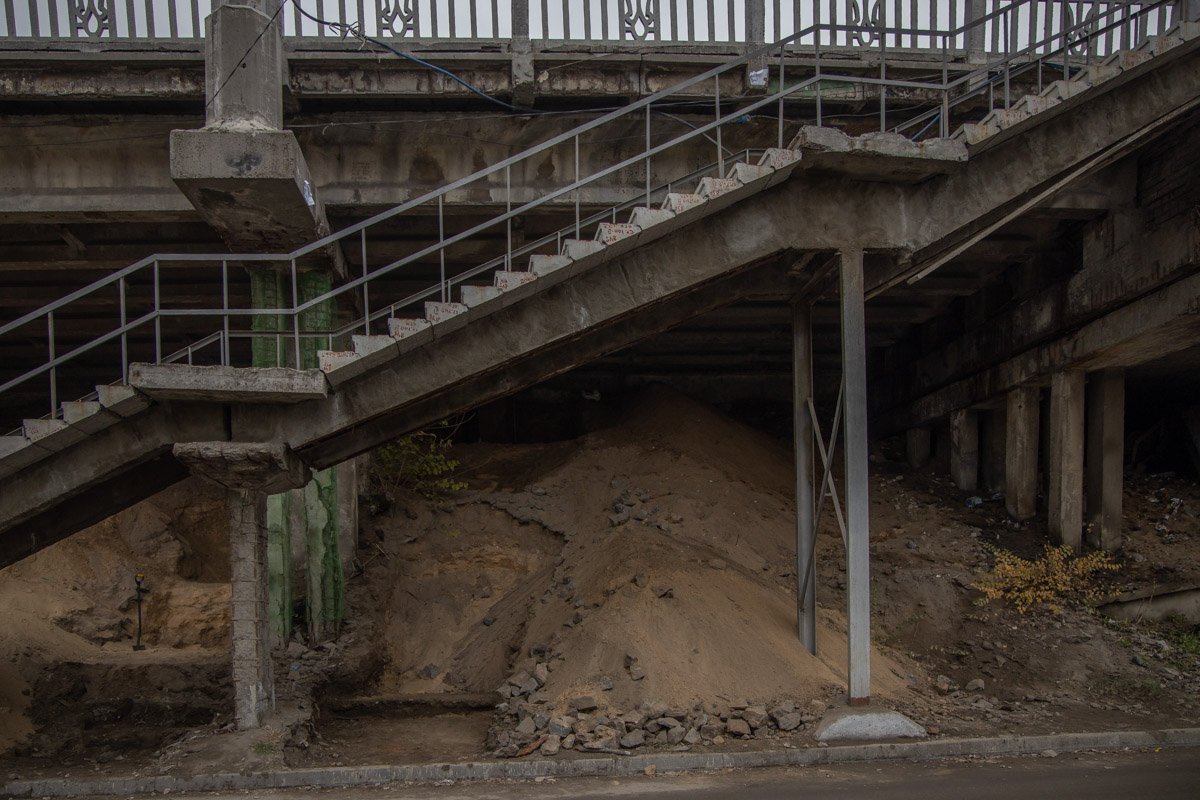 Они вырывают котлован для установки временных опор Они вырывают котлован для установки временных опор