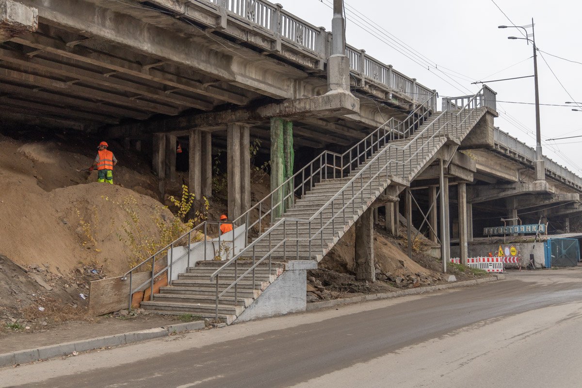 После того, как котлован будет готов, в нем установят железные балки После того, как котлован будет готов, в нем установят железные балки