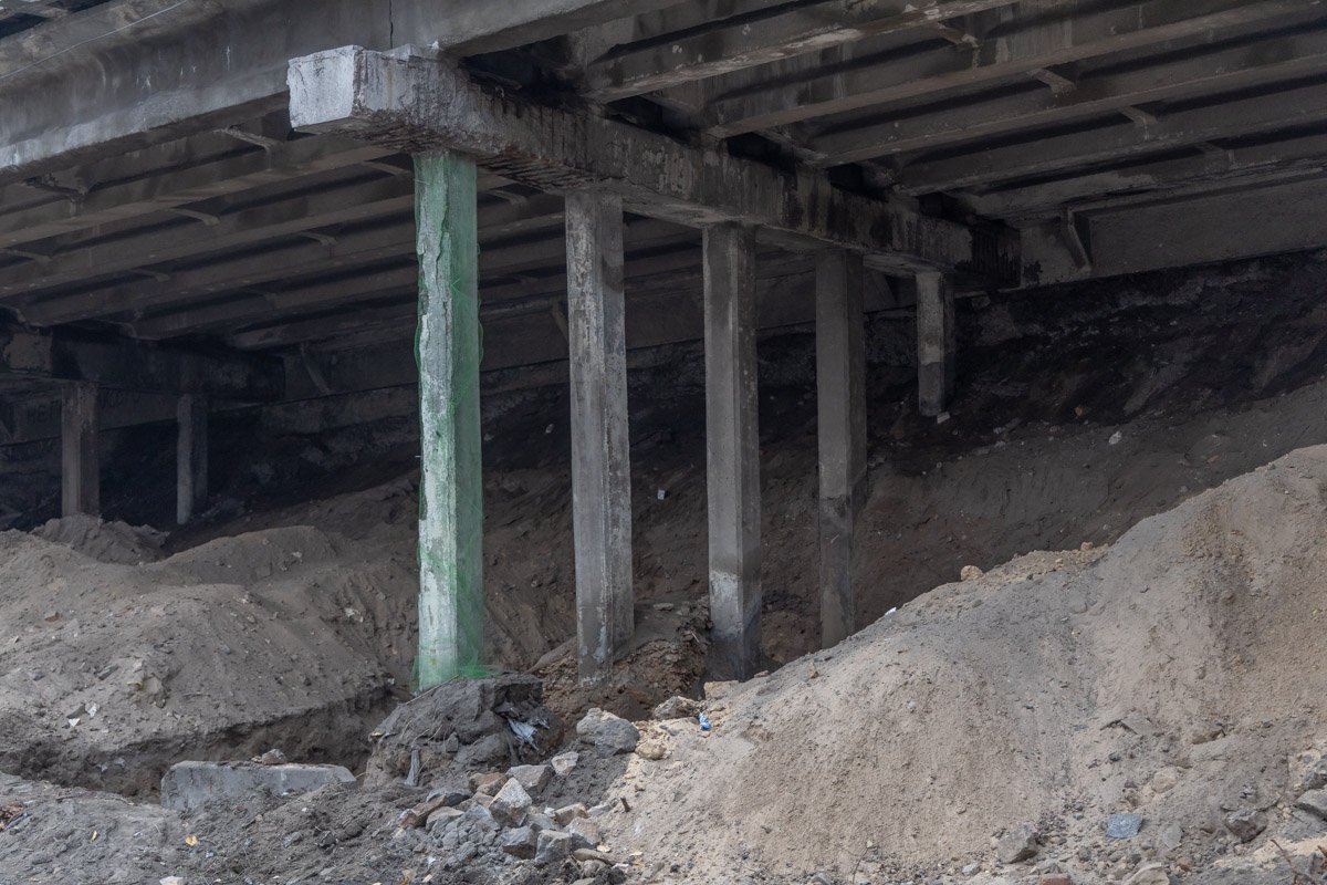 На балках держится регель - поперечное основание моста На балках держится регель - поперечное основание моста