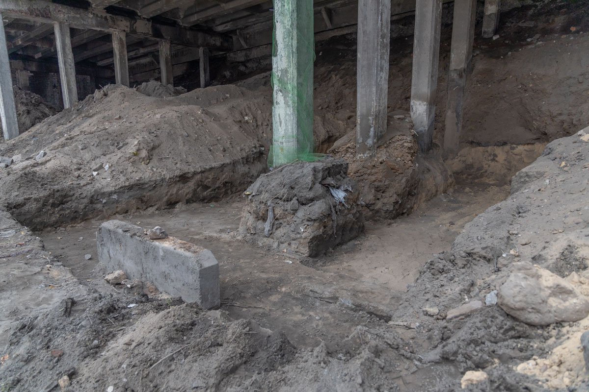 Котлован зальют бетоном Котлован зальют бетоном