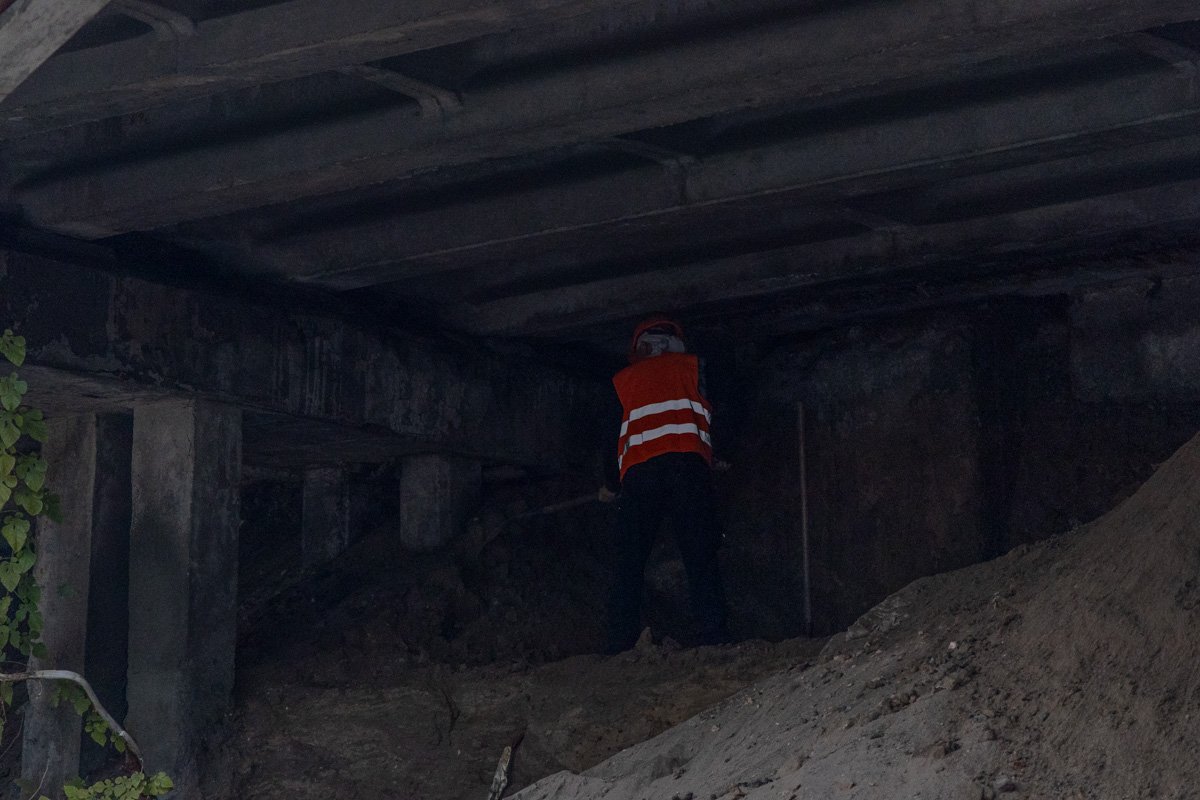 Заменяют опоры, которые находятся в аварийном состоянии Заменяют опоры, которые находятся в аварийном состоянииЗаменяют опоры, которые находятся в аварийном состоянии