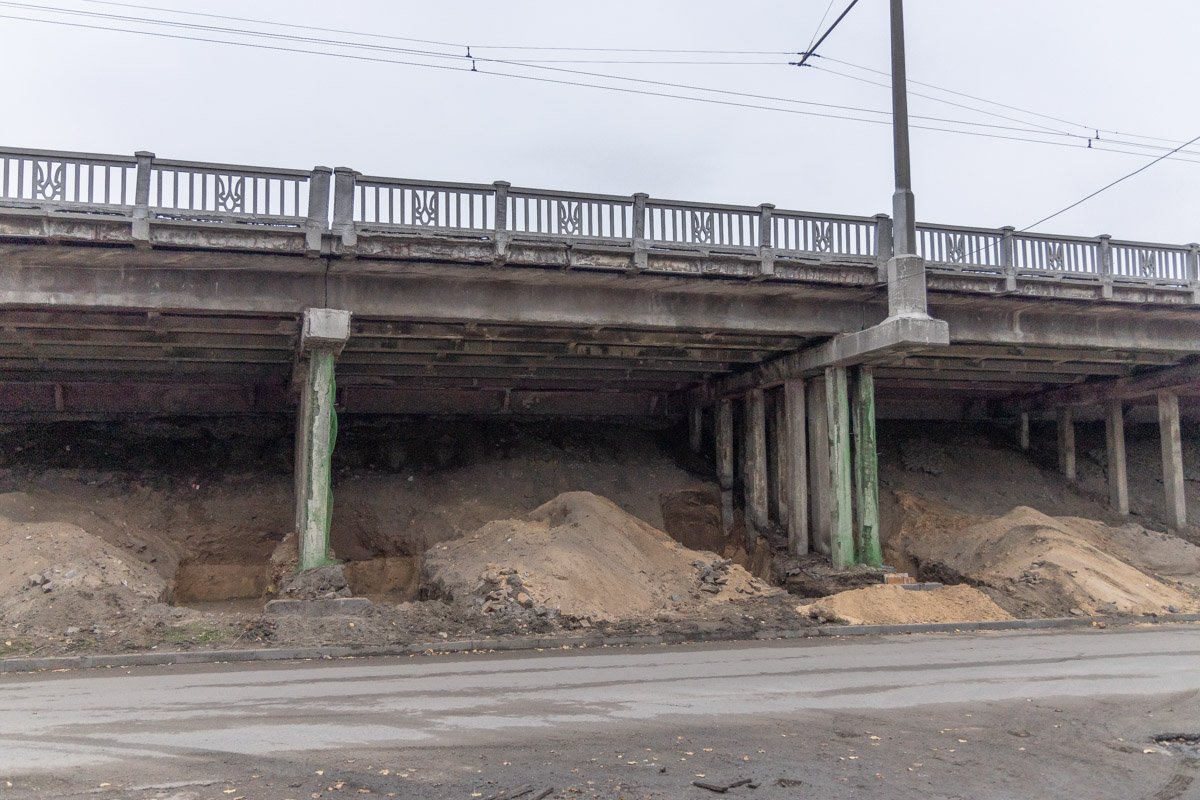 Что последует за заменой опор, рабочим пока неизвестно Что последует за заменой опор, рабочим пока неизвестно