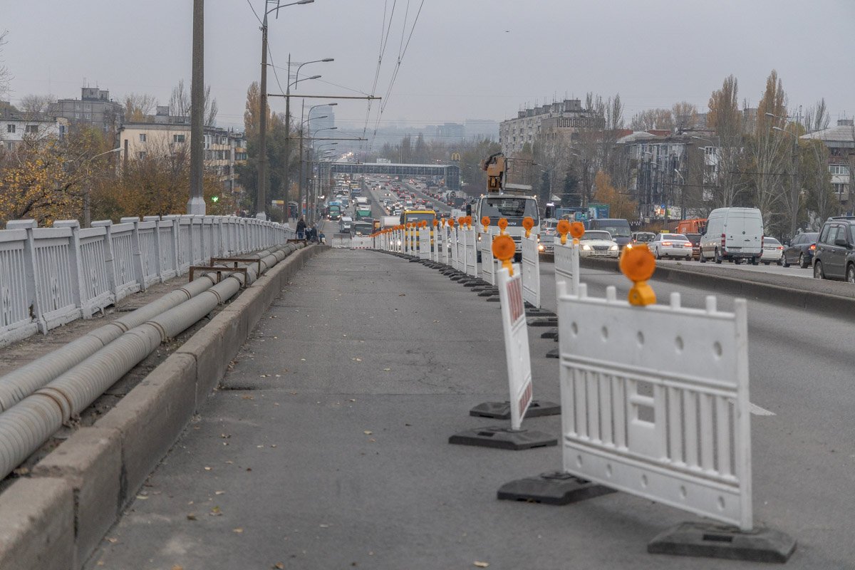 Перекрыта крайняя правая полоса в сторону Подгородного Перекрыта крайняя правая полоса в сторону Подгородного