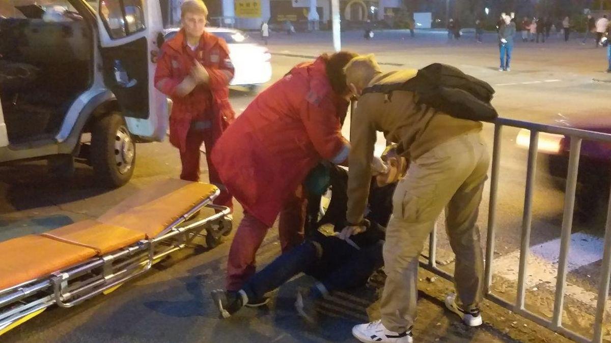  Мужчины оттащили пострадавшего с рельсов и вызвали медиков