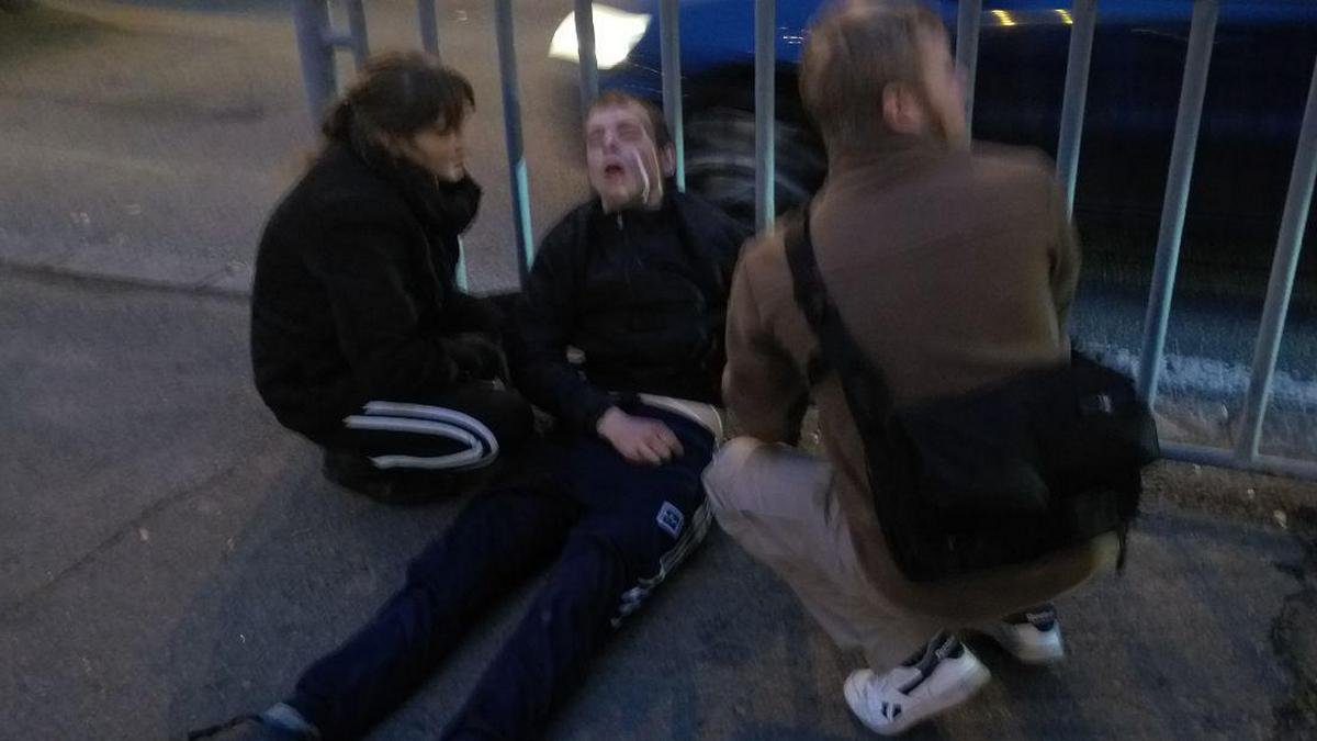 До приезда скорой парню оказывал помощь волонтер Медкорпуса