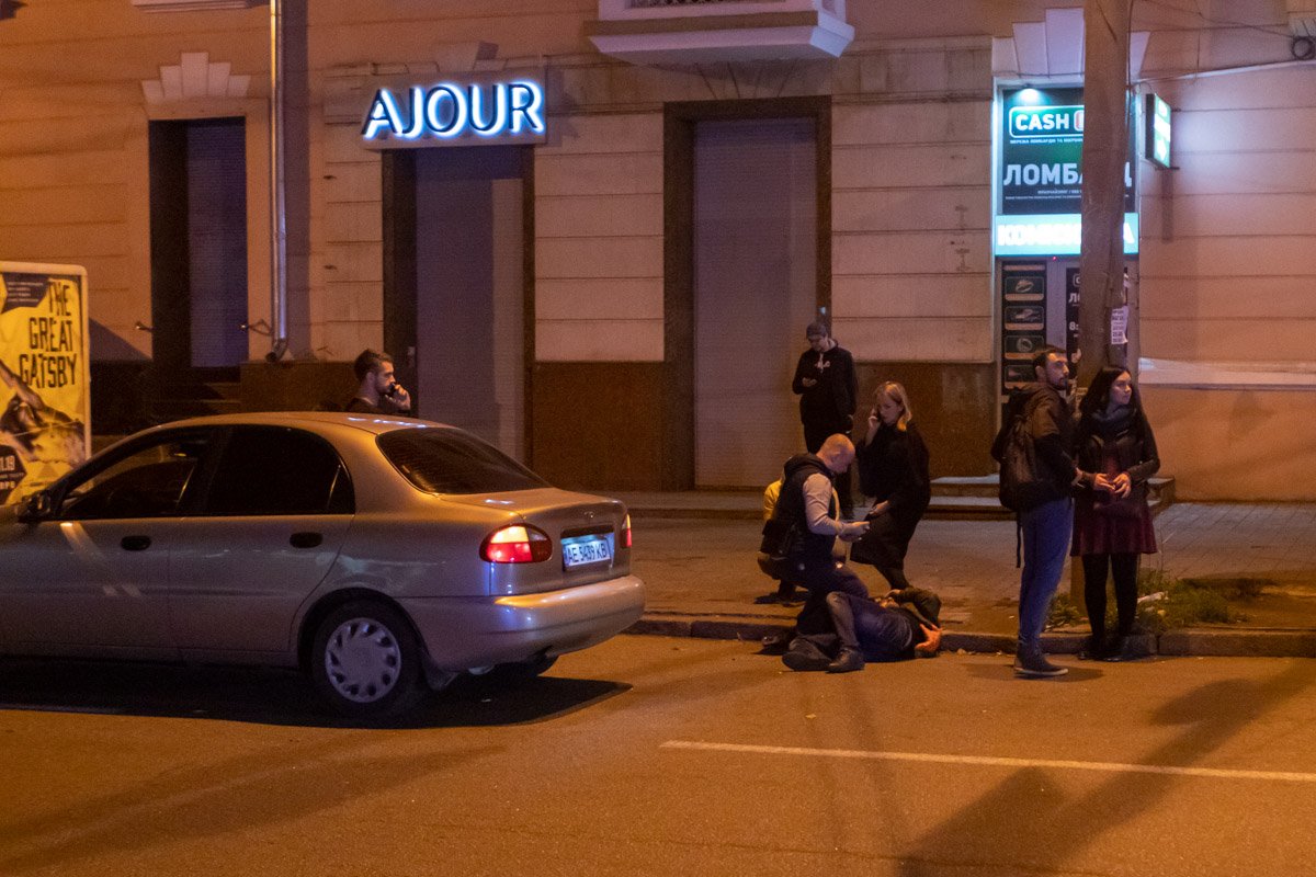 В центре Днепра напротив «Смартс» Daewoo сбил пешехода 1