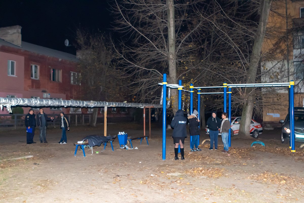 Тело мужчины обнаружили в одном из дворов на проспекте Слобожанском Тело мужчины обнаружили в одном из дворов на проспекте Слобожанском