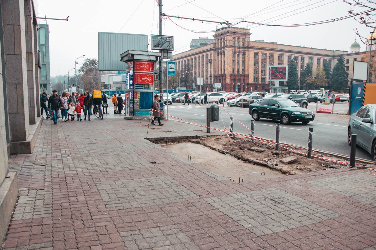 Место работ оградили лентами В центре Днепра строят остановки общественного транспорта 4