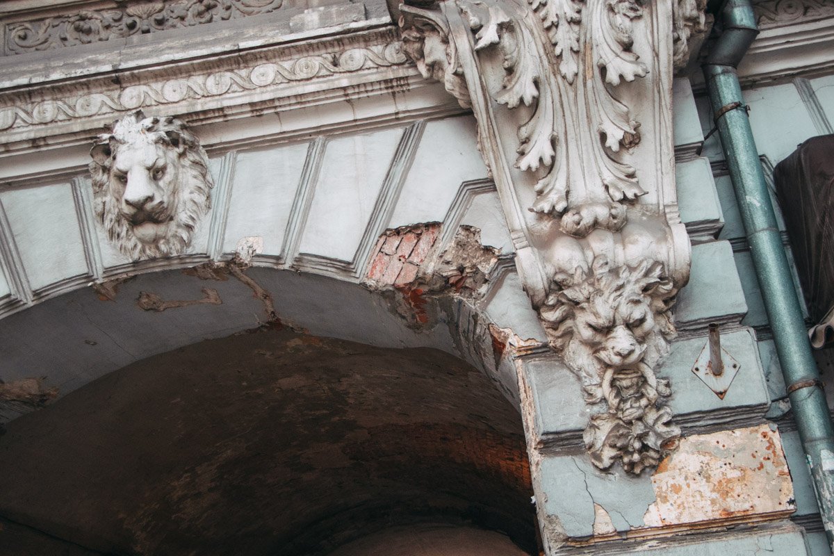 По зданию внутри и снаружи пошли трещины