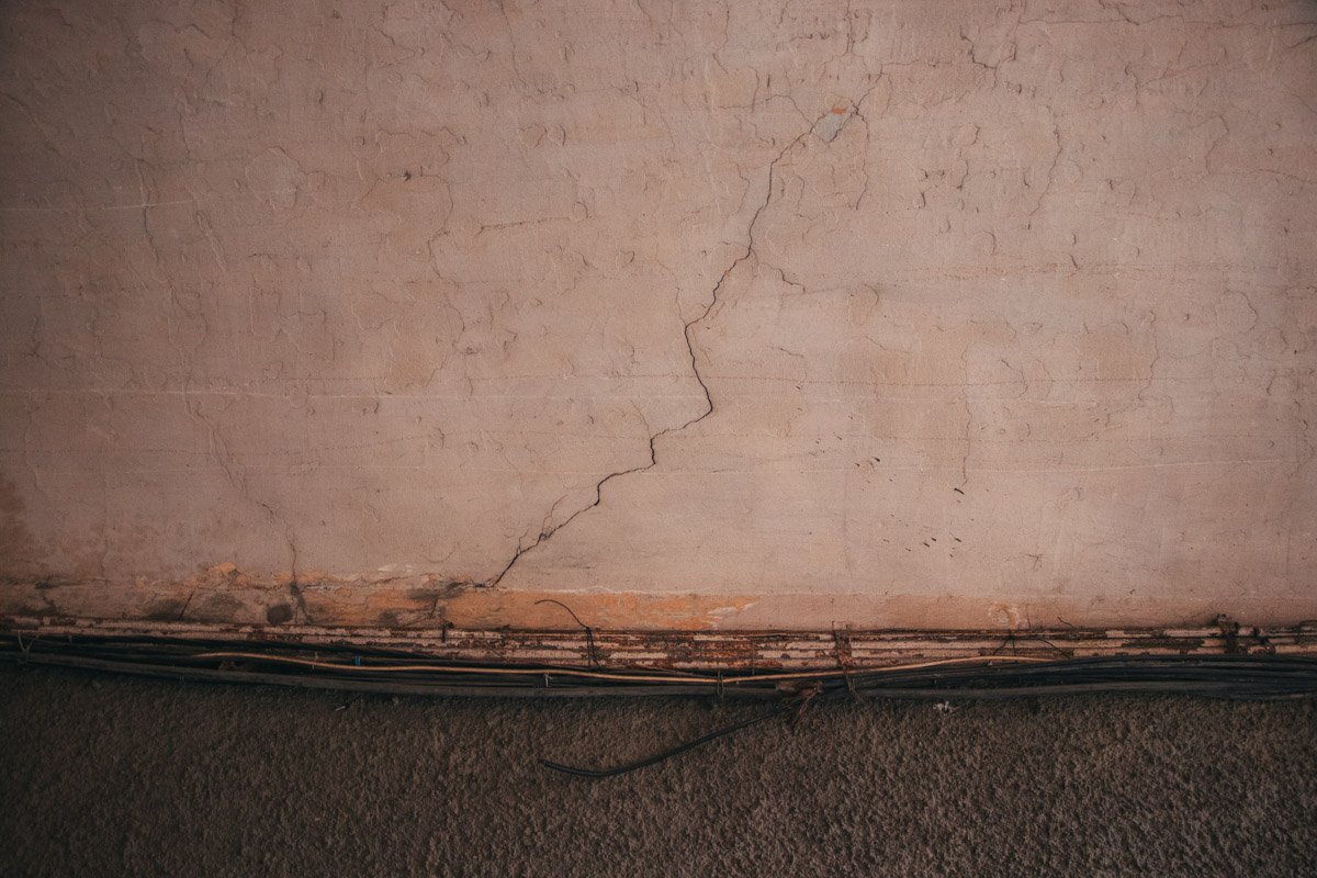 Дом усеян трещинами