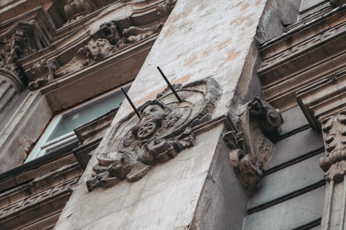 Дом украшен лепниной 