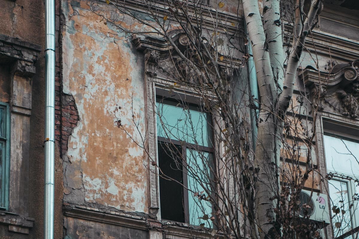 На здании расположились гномы