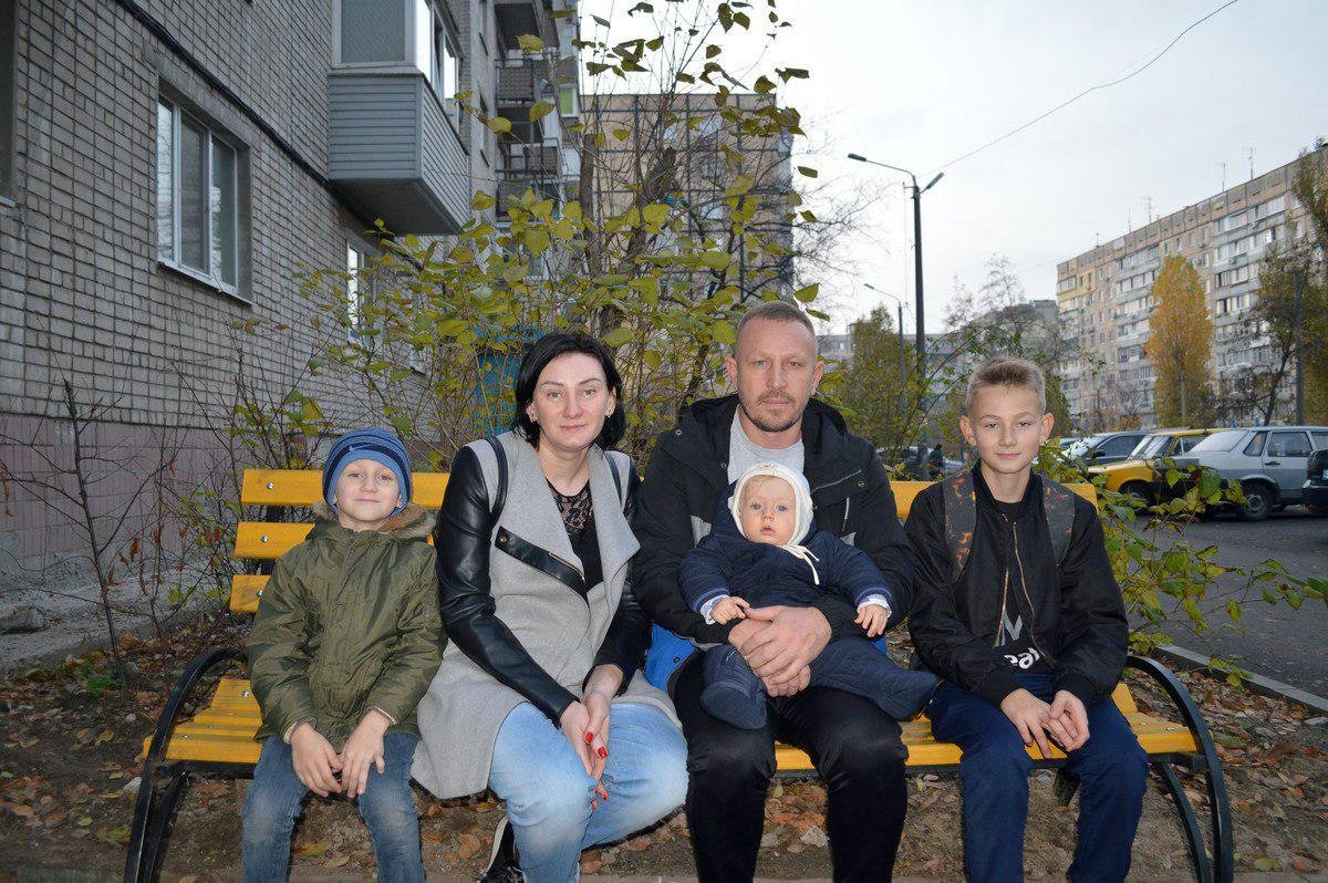 Семья дарит свою заботу окружающим Семья дарит свою заботу окружающим