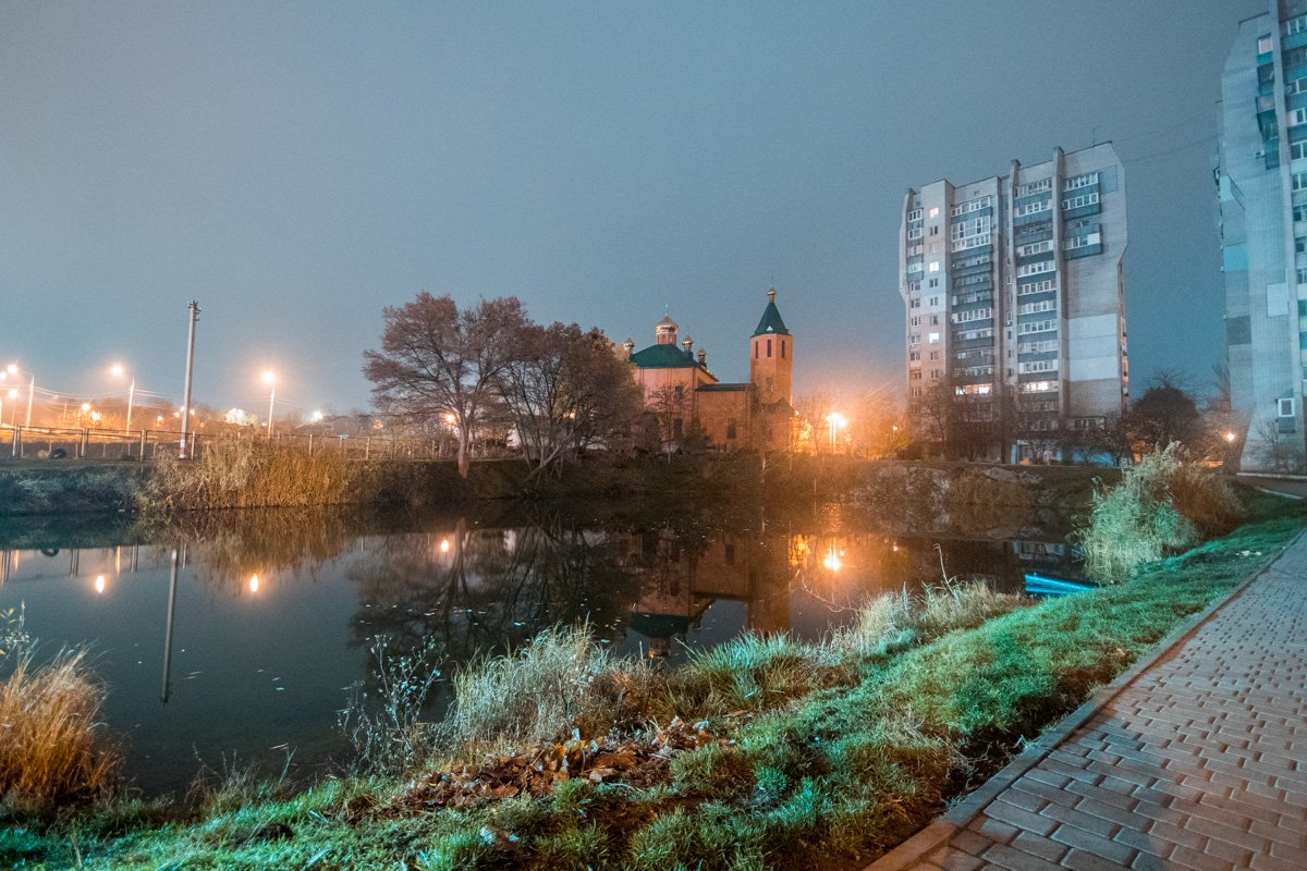 Днепр закрывает глаза: как выглядит таинственное озеро у храма на Победе 1