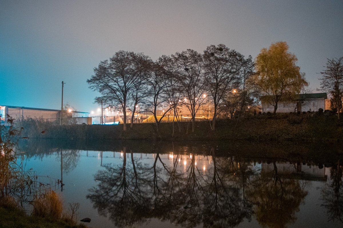 Днепр закрывает глаза: как выглядит таинственное озеро у храма на Победе 5