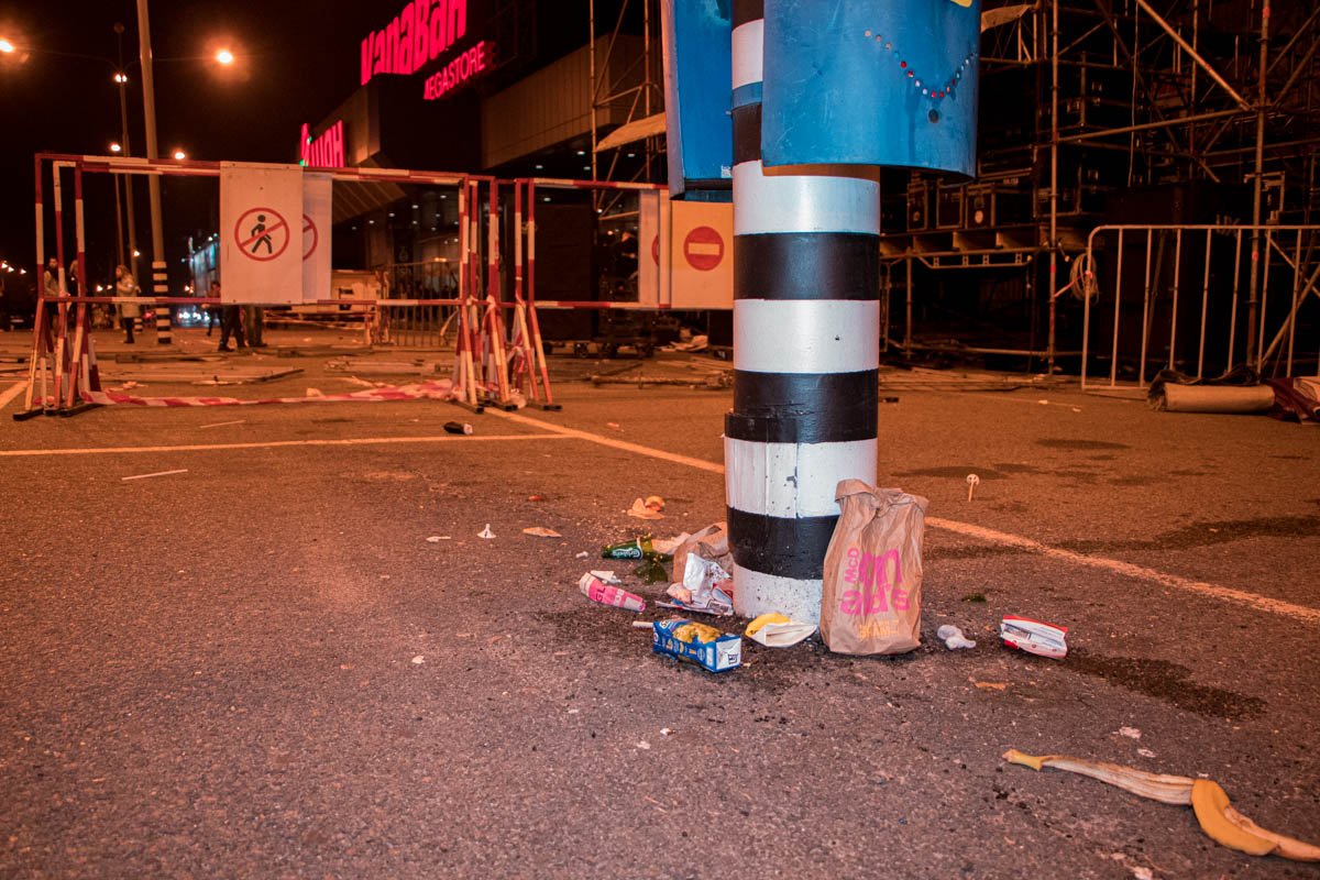 В Днепре после концерта в "Караване" посетители оставили кучу мусора 1