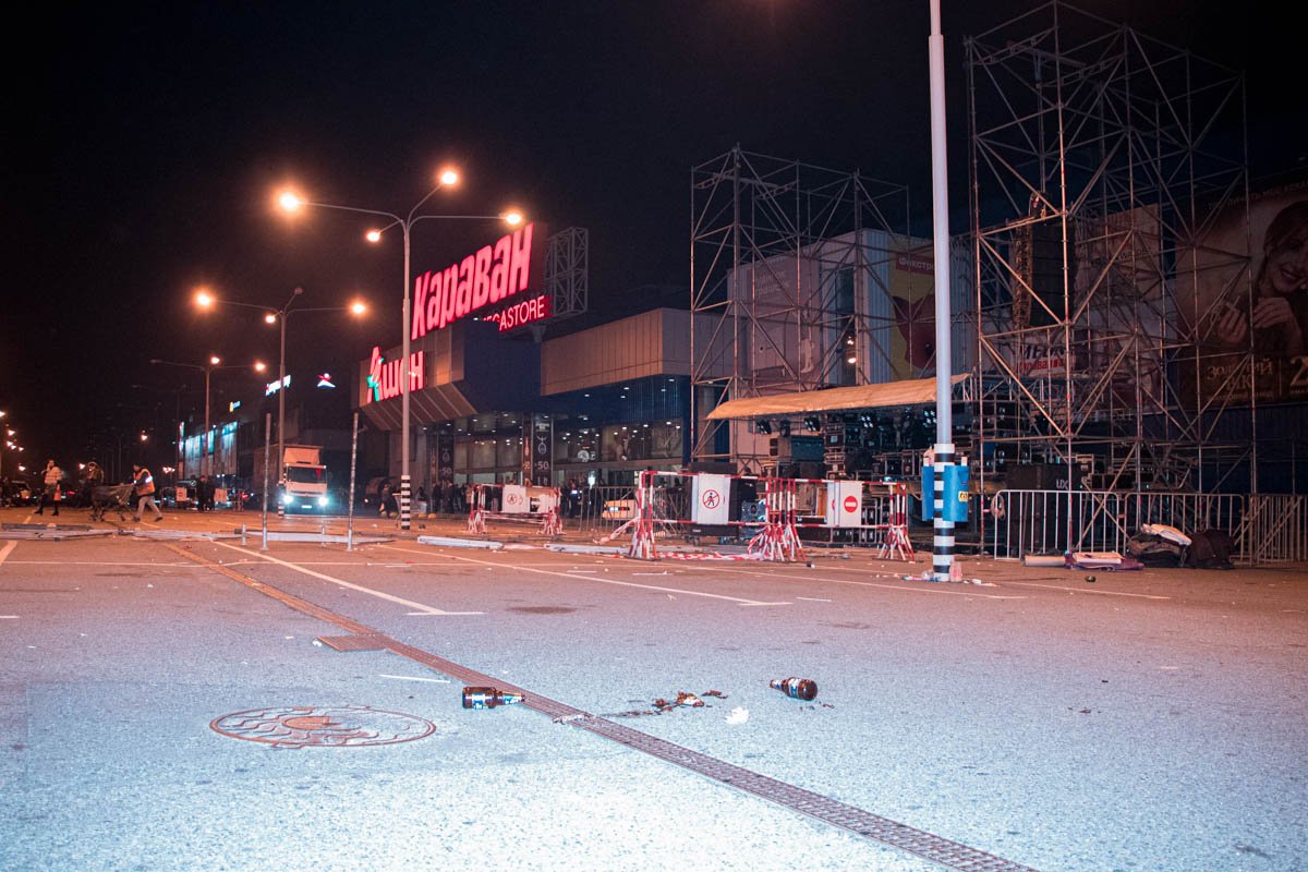 В Днепре после концерта в "Караване" посетители оставили кучу мусора 3