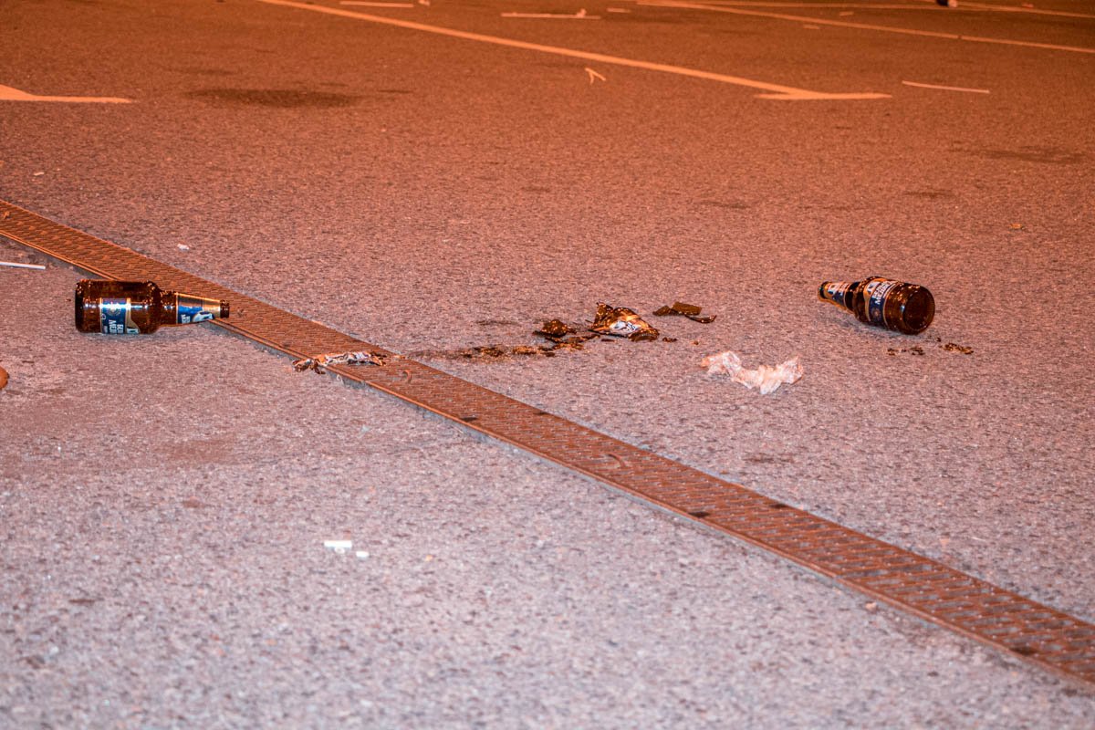 В Днепре после концерта в "Караване" посетители оставили кучу мусора 4