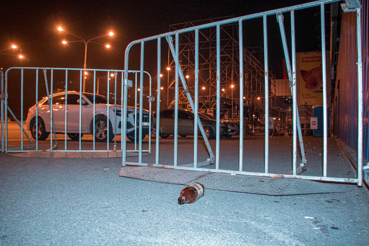 В Днепре после концерта в "Караване" посетители оставили кучу мусора 5