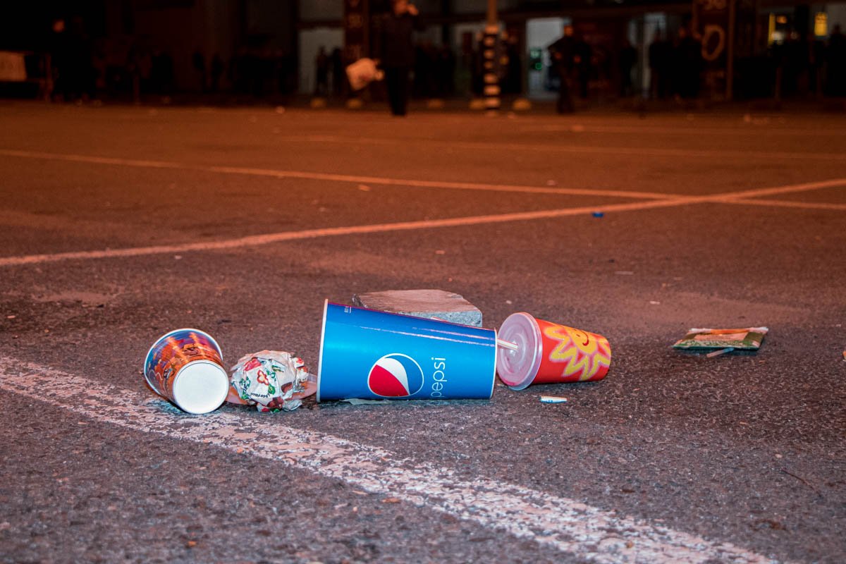 В Днепре после концерта в "Караване" посетители оставили кучу мусора 6