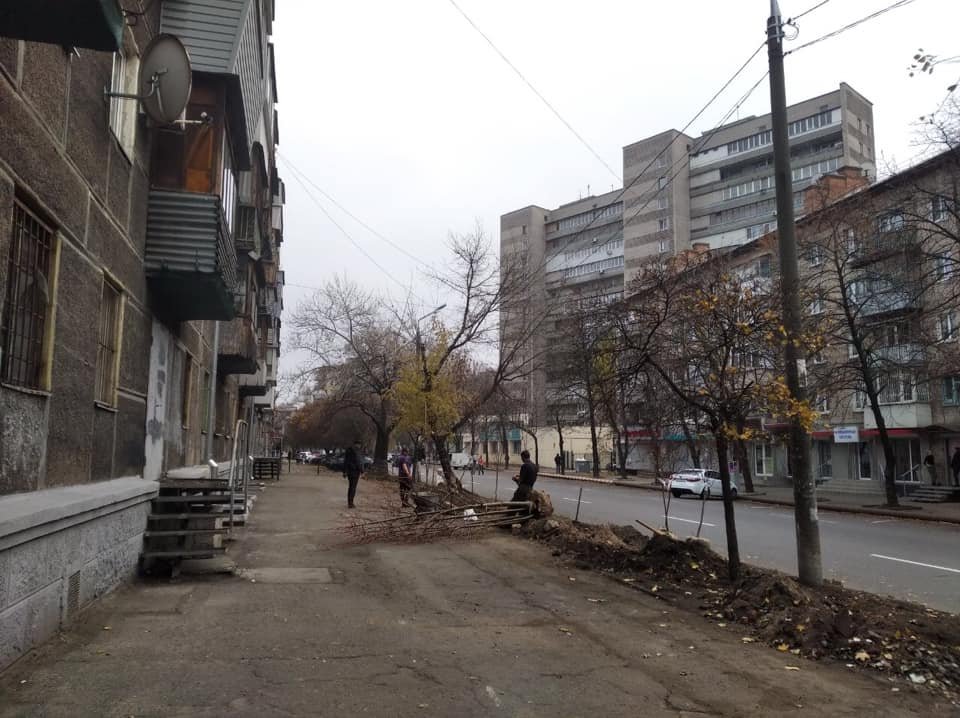 Проезжую и тротуарную части не перекрывали, работы движению не мешают Проезжую и тротуарную части не перекрывали, работы движению не мешают