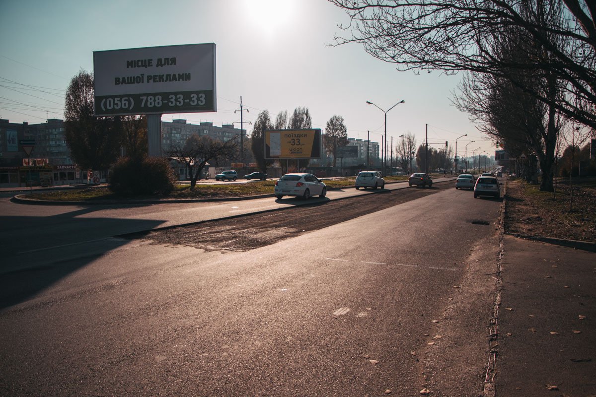На Донецком шоссе начали срезать асфальт На Донецком шоссе начали срезать асфальт