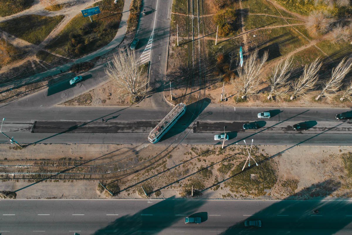 Асфальт там шел волнами Асфальт там шел волнами