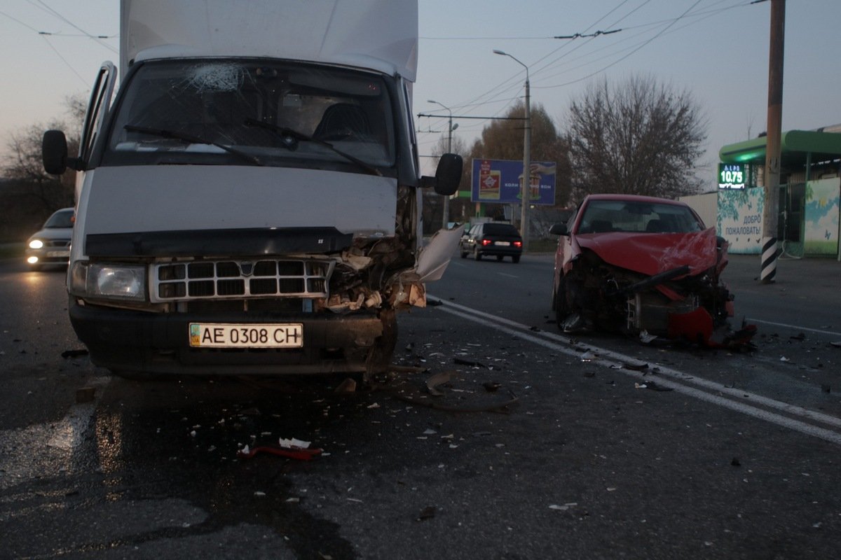 На месте аварии разлито топливо На месте аварии разлито топливо