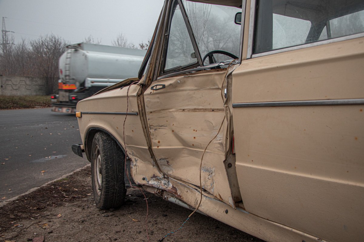 ВАЗ поворачивал на проспект Хмельницкого ВАЗ поворачивал на проспект Хмельницкого