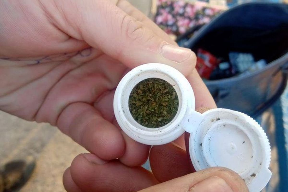 В сумочке у одной из задержанных была пластиковая бутылочка с веществом, подозрительно похожим на наркотическое 