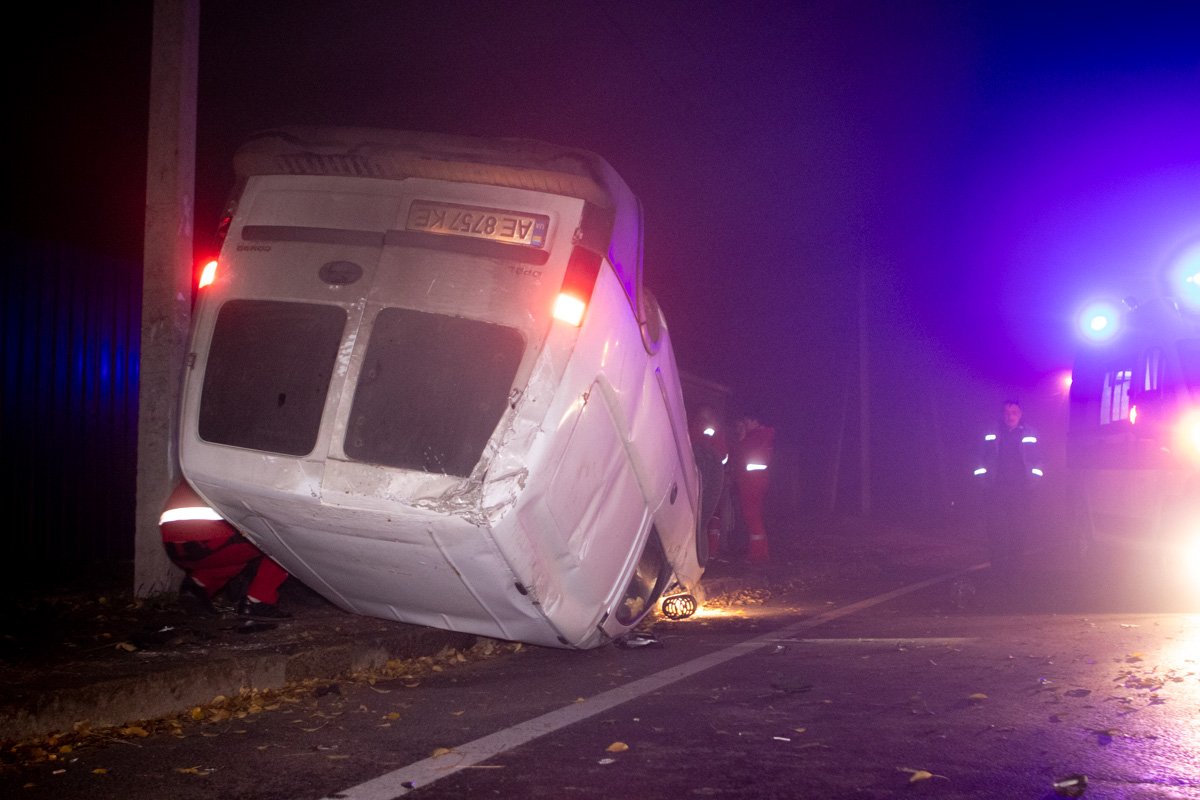 Удар оказался настолько сильным, что Opel перевернулся