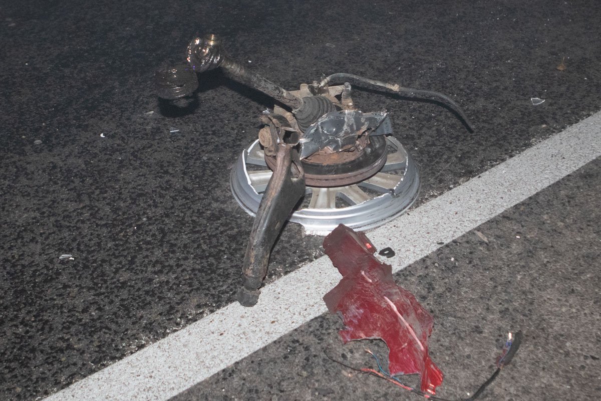 Обломки сейчас лежат на проезжей части 